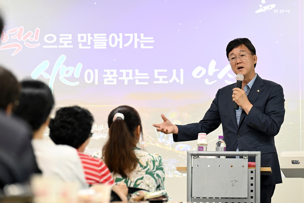 ▲ 이민근 안산시장이 주민자치대학서 특강을 진행하고 있다.