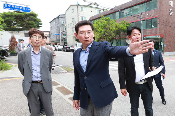 ▲ 이상일 용인특례시장이 용인고등학교 통학 안전 상황을 확인하고 있다.