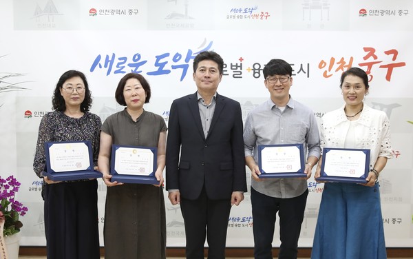 ▲ 김정헌 중구청장이 공예품 대전 수상자 축하 및 격려했다.