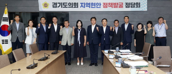 ▲ 의정정책추진단, 김종배·김진경·장대석 의원 및 시흥시와 지역현안 정책발굴 정담회 기념촬영.