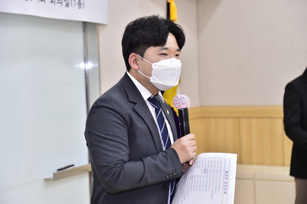 ▲ 양천구 탄소중립 녹색성장 조례제정을 위한 정책간담회 진행하는 옥동준 의원.