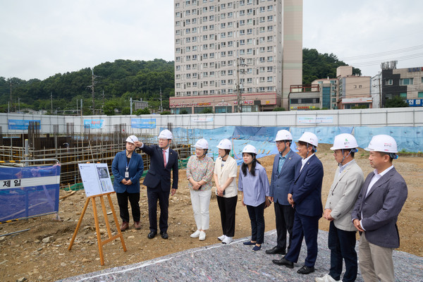 ▲ 용인특례시의회 도시건설위원회, 용인공영버스터미널 공사 현장 방문 모습.
