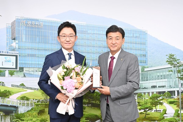 ▲ 아나운서 손범수(왼쪽)와 방세환 광주시장(오른쪽).
