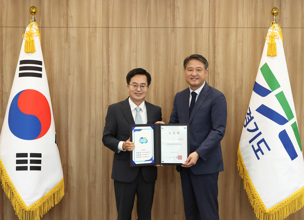 ▲ 김동연 경기도지사 임명장 수여받는 탁용석 신임 원장.