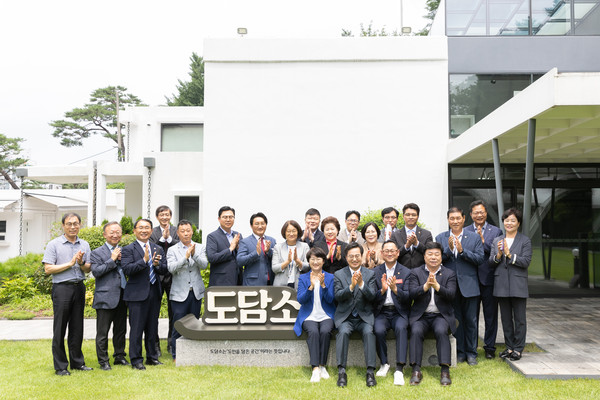 ▲ 경기도의회 경제노동위원회 오찬 간담회 단체사진.