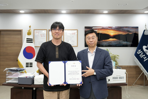 ▲ 김태용 감독(왼쪽)과 신상진 성남시장(오른쪽).