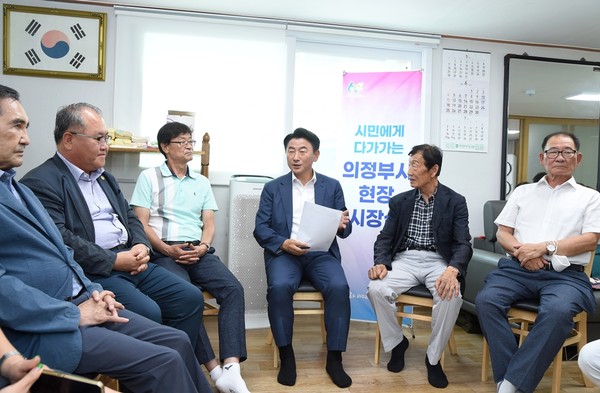 ▲ 김동근 의정부시장이 입석마을 정주환경 개선 의견을 나누고 있다.