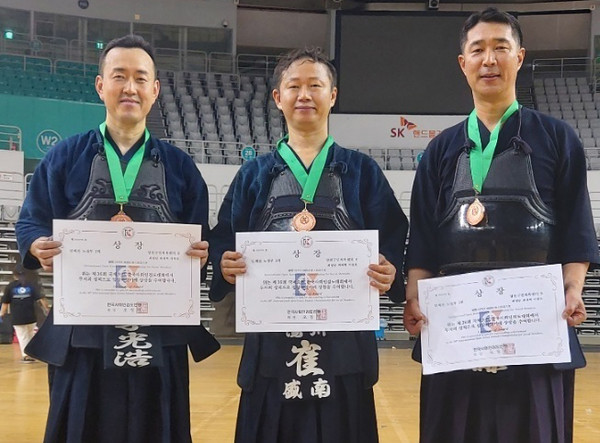 ▲ 양천구민체육센터 검도교실 노장부 3위 입상 기념사진.