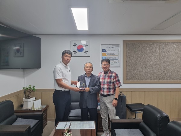 ▲ 여주도시관리공단 가남체육센터, 여주시 수영연맹 감사패 수상 모습.