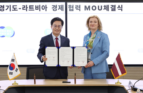 ▲ 김동연 경기도지사와 일제 안드릭소네 라트비아 경제부장관 MOU 체결식.