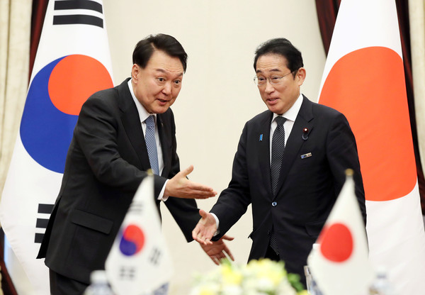 ▲ 윤 대통령이 기시다 후미오 일본 총리와 악수한 뒤 자리를 권하고 있다. /뉴시스