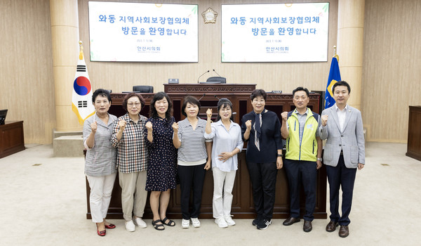 ▲ 송바우나 의장(오른쪽 첫번째)과 이진분 부의장(왼쪽에서 첫번째), 협의체 회원들이 견학을 마치고 본회의장에서 기념촬영에 임하고 있는 모습.