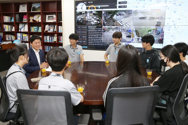 지난 13일 부천일신중학교 학생을 대상으로 청사 견학 프로그램 ‘210, 부천톡톡(TalkTalk)’을 진행했다