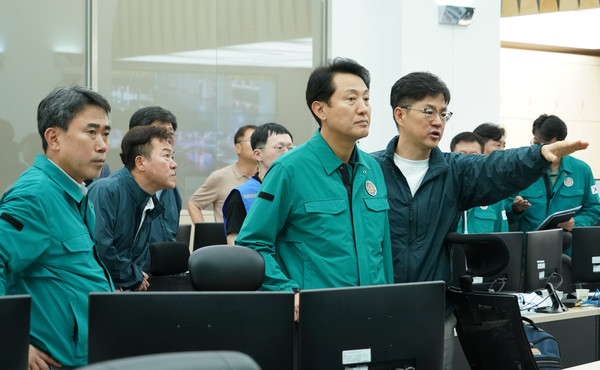 ▲ 집중호우 관련 재난안전 상황실 방문한 오세훈 서울시장.
