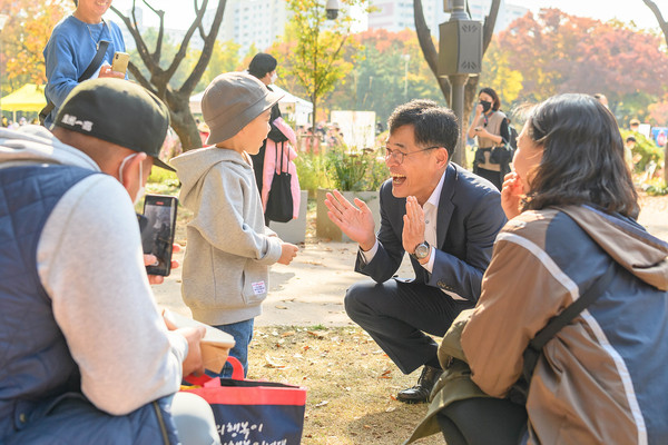 ▲ 아동과 소통중인 이기재 양천구청장.