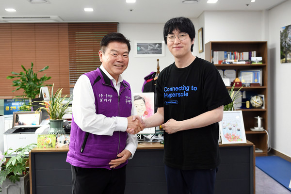 ▲ 구청을 방문한 하정우 네이버클라우드 AI 이노베이션 센터장(오른쪽)과 기념 촬영하는 이필형 동대문구청장(왼쪽).