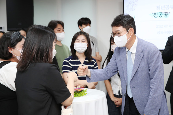 ▲ 청년지원센터 청공공 개소식에서 청년들과 소통하는 정원오 성동구청장.