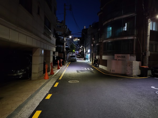 ▲ 대치4동 골목을 비춘 스마트보안등.