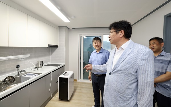 ▲ 도성훈 인천광역시교육감, 백령초 신축 공동관사 시설 점검 현장.