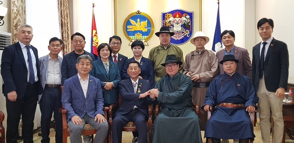 ▲ 인천시의회, 울란바토르시의회와 동반 성장 약속 기념촬영.