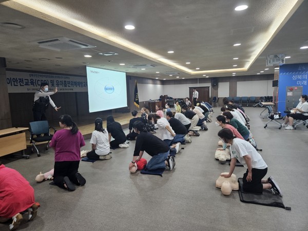 ▲ 민간어린이집 보육교직원 대상 ‘어린이 안전교육(CPR)’ 실시 현장.