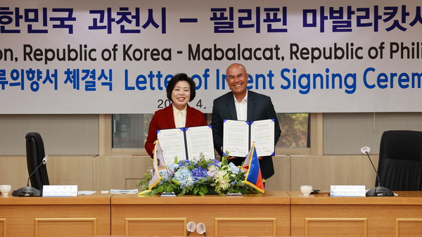 ▲ 신계용 과천시장(왼쪽)과 크리소스토모 가르보 필리핀 마발라캇시장(오른쪽).