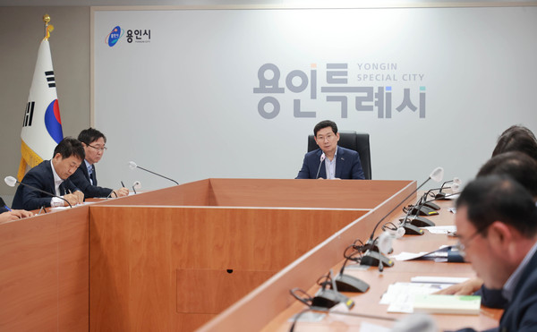 ▲ 이상일 용인특례시장이 간부공무원회의를 주재하고 있다.