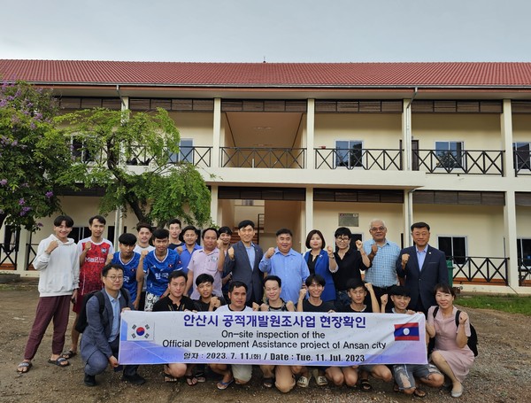 ▲ 인력개발원 한국어교육원 기숙사에 대한 현장 실사 기념촬영하는 의원들.