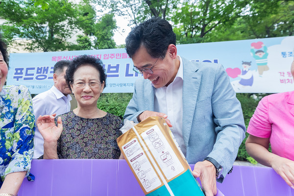▲ 푸드뱅크 드라이브 나눔캠페인 전달식에서 입주민과 소통중인 이기재 양천구청장.
