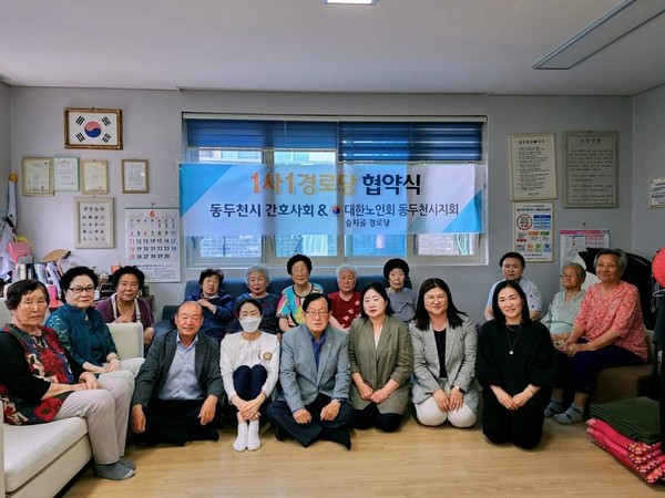▲ 동두천시 간호사회가 승지골 경로당에서 건강 상담과 손 마사지 등 봉사 활동을 펼쳤다.