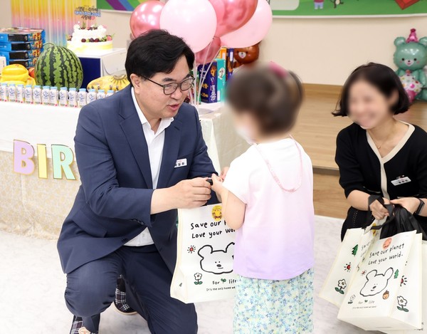 ▲ 지난달, 동작구 한 아동복지시설에서 생일을 맞은 보호 아동을 위해 생일상 행사를 개최하고 박일하 동작구청장이 아동의 생일을 축하하는 모습.