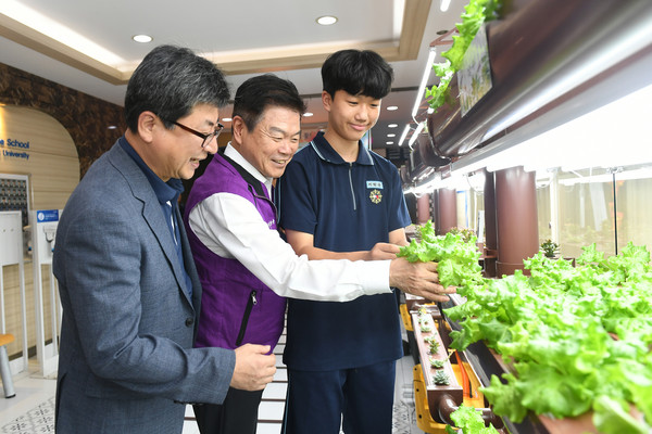 ▲ 동대부중 스마트팜 교육에 참석한 이필형 동대문구청장(사진 가운데).