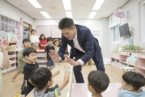 ▲ 김정헌 인천중구청장이 그린리모델링 어린이집에 방문했다.