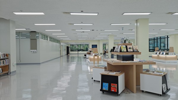 ▲ 성남중원도서관 종합자료실 전경.