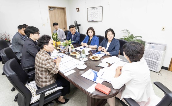 ▲ ‘안산시 조례 정비 연구모임’이 지난 17일 안양시의회를 방문해 안양시의회 의원들과 간담회를 진행하고 있다.