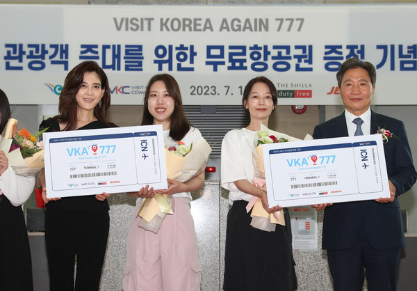 ▲ 호텔신라 김태호 부사장(왼쪽 첫 번째), 한국방문의해위원회 이부진 위원장(왼쪽 세 번째), 인천국제공항공사 이학재 사장(오른쪽 3번째), 제주항공 김이배 대표이사(오른쪽 끝)가 여객들과 함께 기념사진 촬영을 하고 있다.