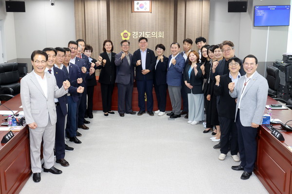 ▲ 제11대 제2기 경기도의회 예산결산특별위원장 선출 기념촬영.