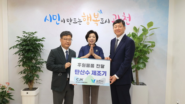 ▲ 과천시 장애복지과장과 신계용 과천시장, CJK얼라이언스(주) 김상욱 대표.
