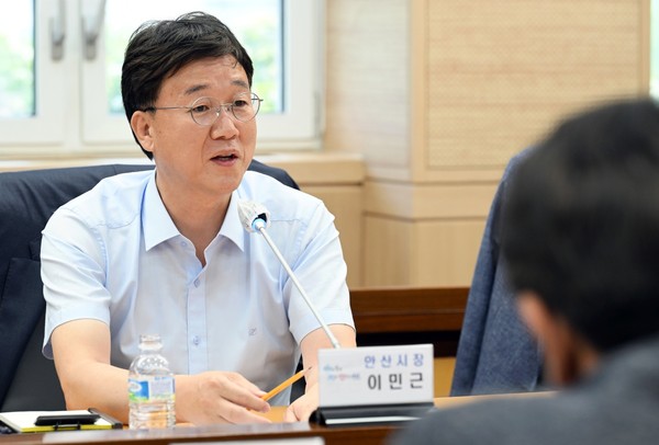 ▲ 이민근 안산시장이 경로당 시정 건의 사항 추진 보고회를 주재하고 있다.