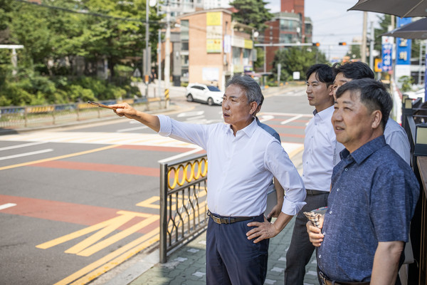 ▲ 윤환 계양구청장 초등학교 주변 어린이 통학로 현장점검 실시 모습.