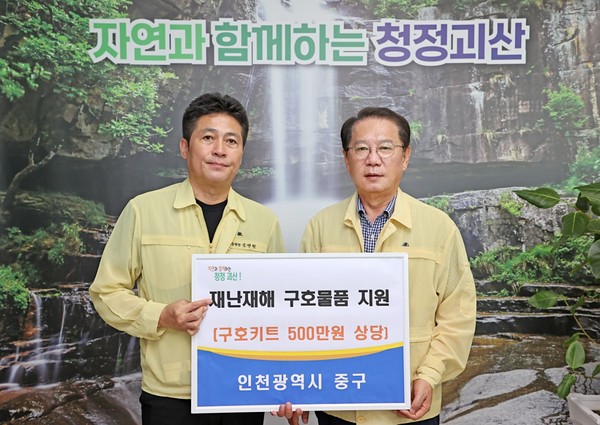 ▲ 김정헌 인천중구청장(왼쪽)과 송인헌 괴산군수(오른쪽).