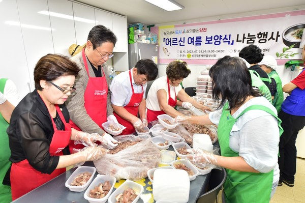 ▲ 여름 보양식 나눔 봉사 참석한 임정옥 의원.