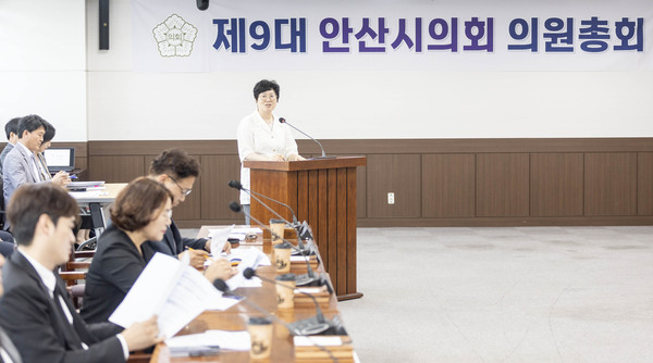▲ 박은경 의회운영위원장이 이날 총회 사회를 보고 있는 모습.
