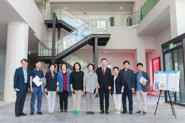▲ 부천시의회 재정문화위원회, 웹툰융합센터 및 청년예술인주택 현장 방문 단체사진.