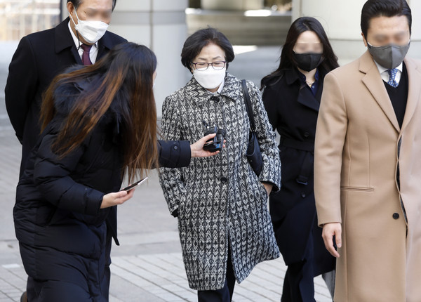 ▲ 문재인 정부 당시 환경부가 4대강 보 처리 방안을 시한 내에 마련하라는 청와대의 지시해 부정확한 자료를 근거로 보 해체 여부를 촉박하게 결정한 것으로 나타났다. 사진은 김은경 전 환경부 장관이 ‘환경부 블랙리스트’ 관여 혐의 1심 선고를 받기 위해 서울중앙지방법원으로 향하는 모습. /뉴시스