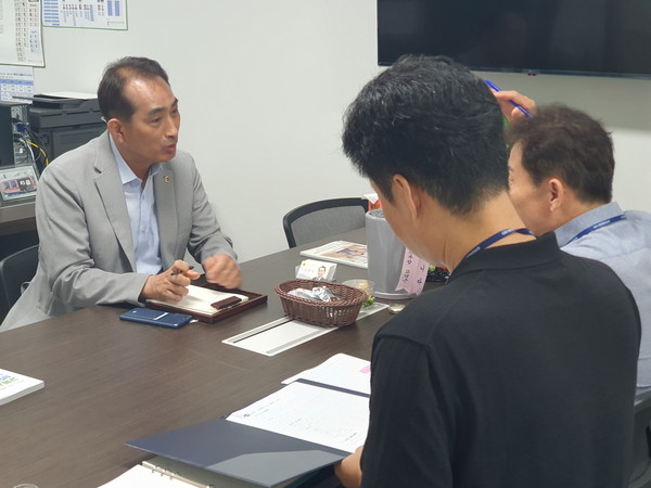 ▲ 경기도 자산관리과와 정담회 가지는 김창식 도의원.