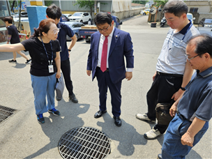 ▲ 인천시 관계자들이 폐수 무단방류 등 불법 행위 근절 위한 민관 합동 특별점검을 실시했다.
