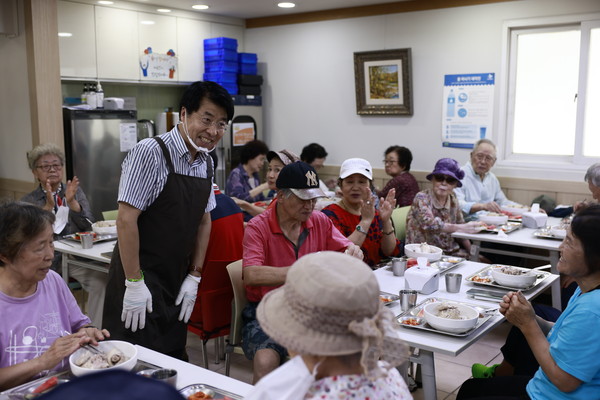 ▲ 삼계탕 나눔 봉사 펼치는 서강석 송파구청장.