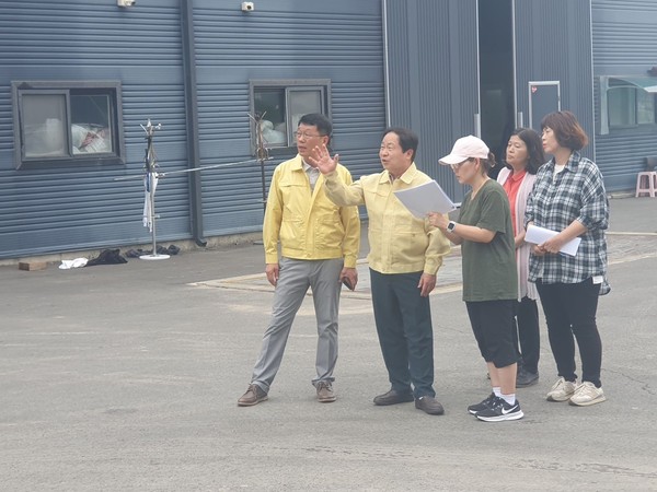 ▲ 주광덕 남양주시장(왼쪽 두번째)과 시 공무원들이 오납읍의 현장을 찾아 상황을 살피며 현장 점검을 실시했다.
