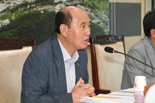 ▲ 박형덕 동두천시장이 2023년 2분기 공약 및 현안사업 보고회를 개최하고 이행상황을 점검하고 있다.